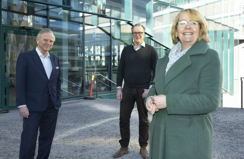 Principal Ole Petter Ottersen together with Lars Engstrand and Irene Svenonius outside of Biomedicum