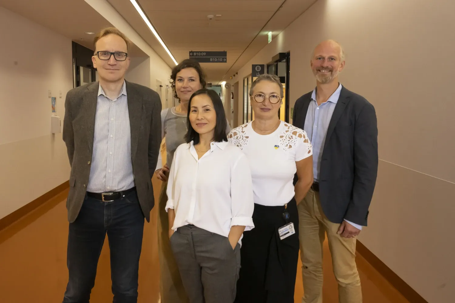 Porträtt av Peter Lindgren, Renske Altena, Thuy Tran, Rimma Axelsson och Fredrik Frejd som står i en sjukhuskorridor.