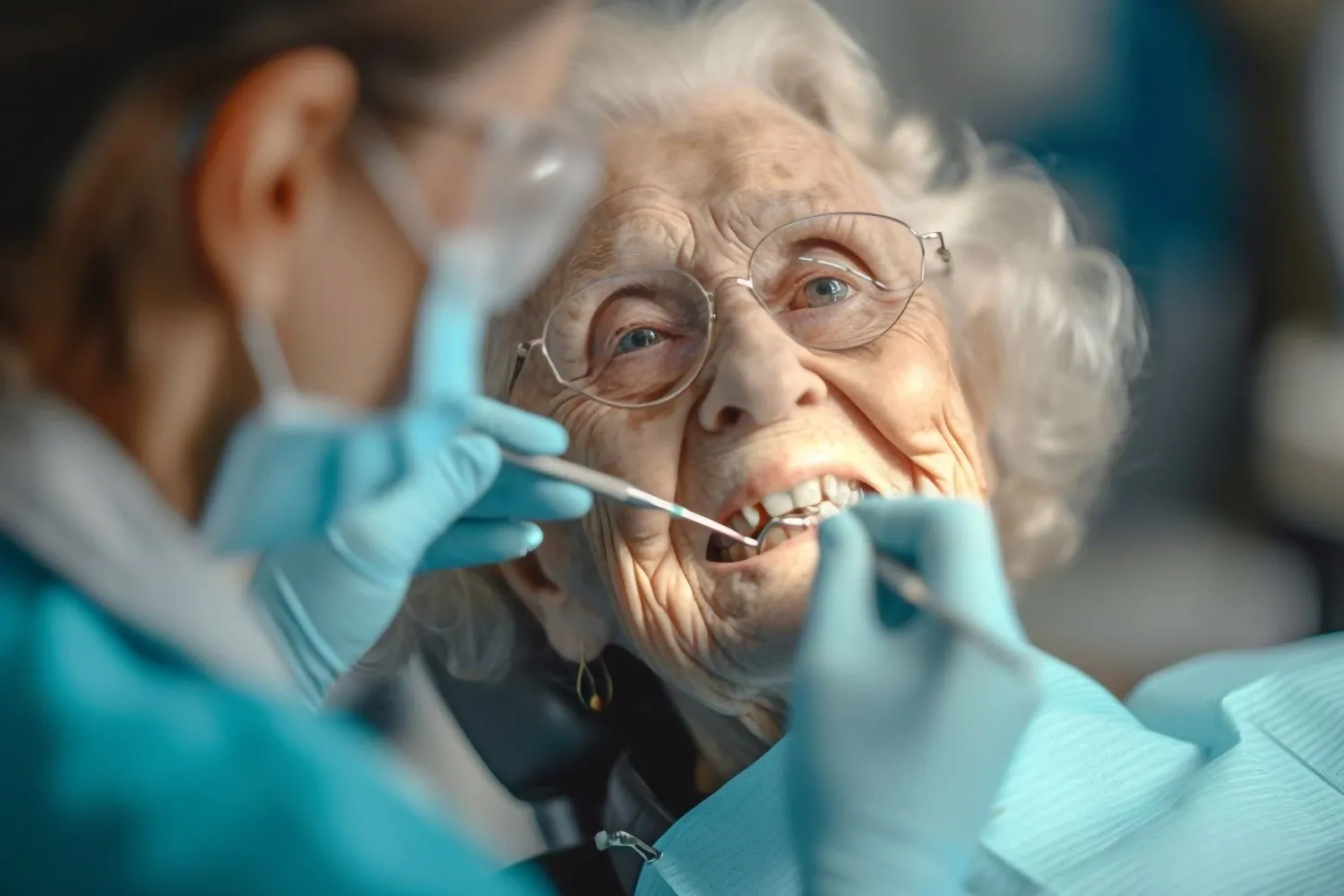 En pensionär kvinna undersöks av tandläkare