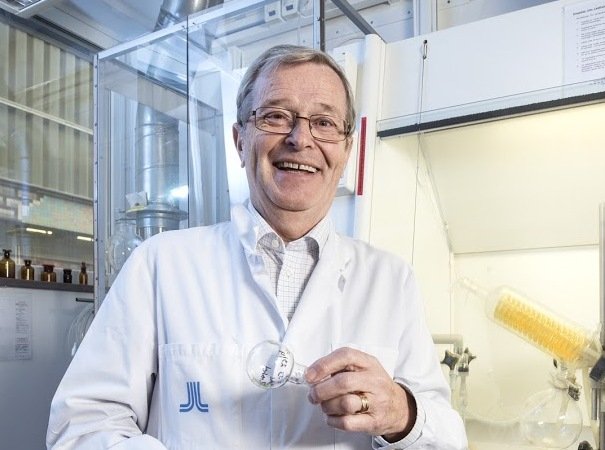 Picture on Tore Curstedt smiling while wearing a white doctor's robe.
