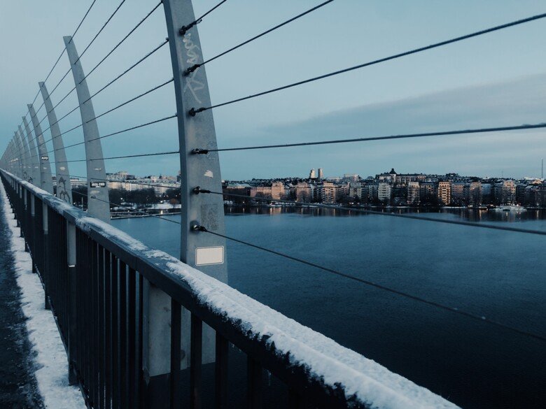 Räcke med barriärer på Västerbron, i Stockholm