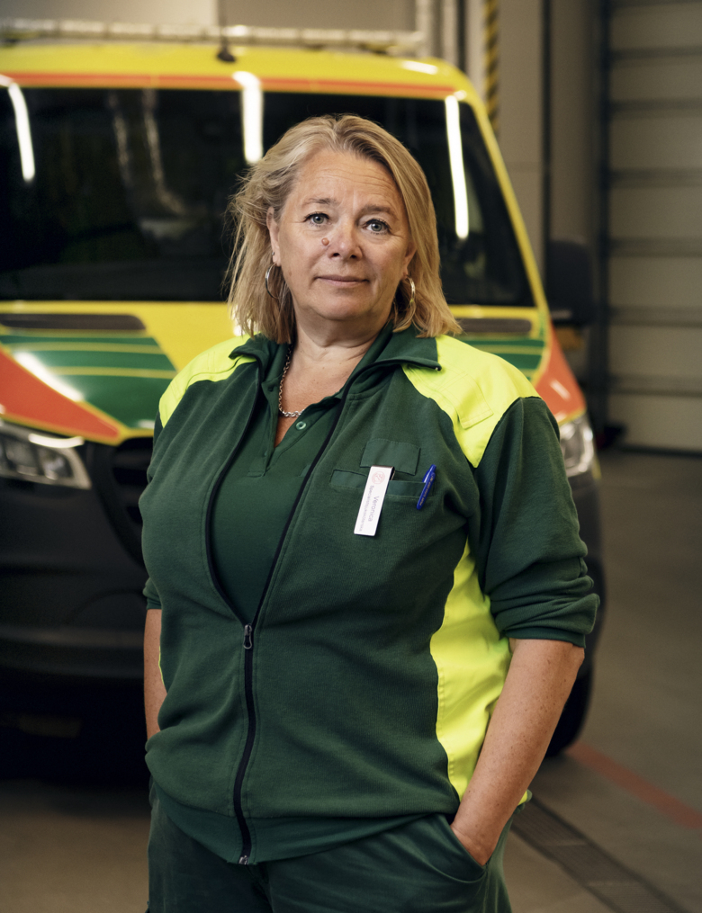 Bild på Veronica Lindström i ambulanskläder.