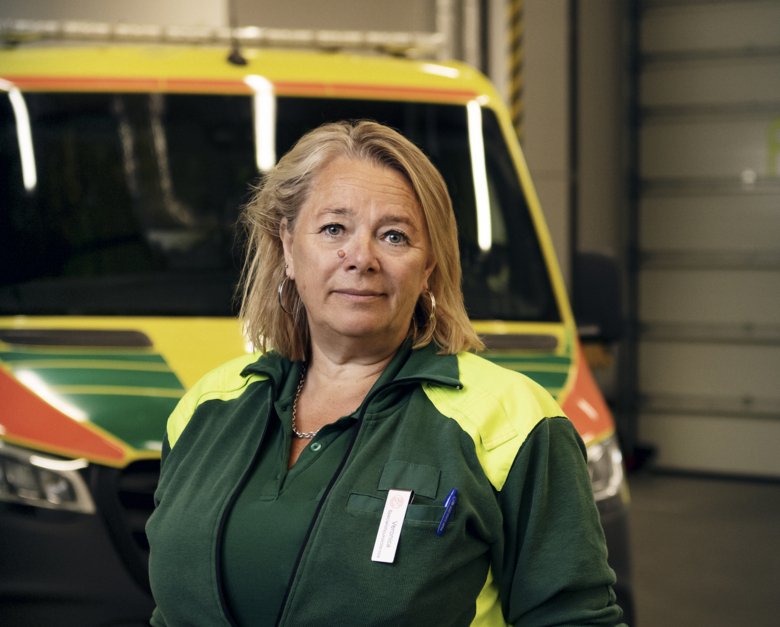 Bild på Veronica Lindström i ambulanskläder.