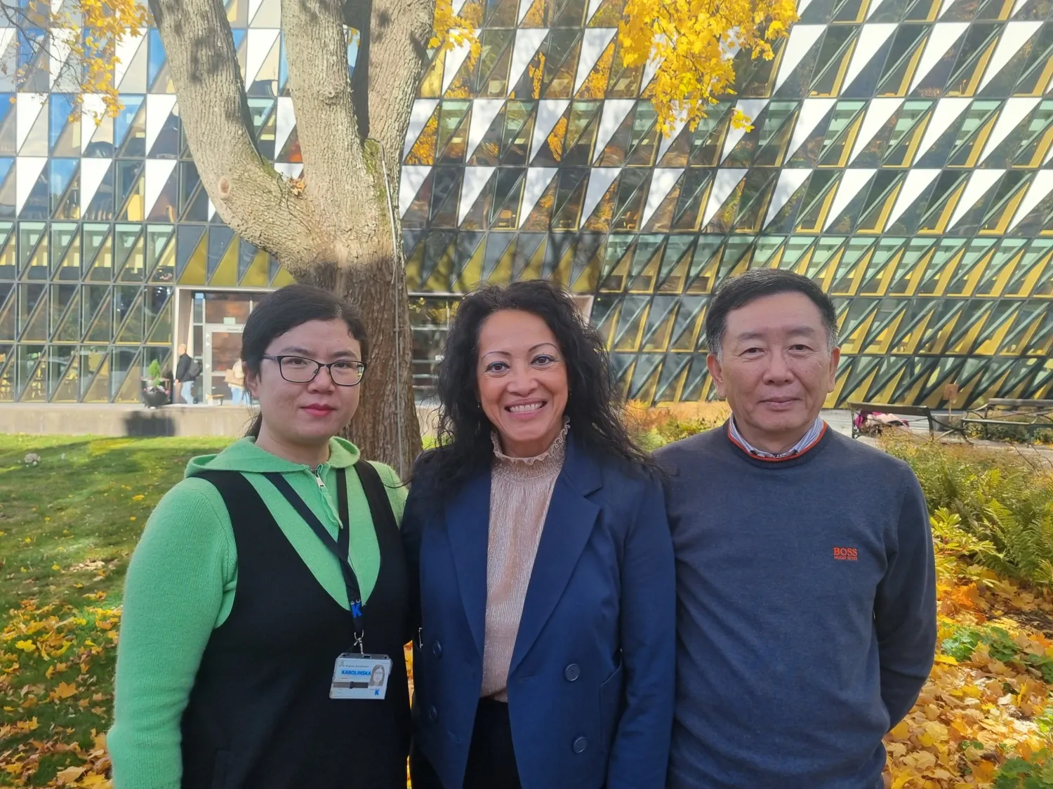 Xia Hao, Kenny Rodriguez-Wallberg och Jian Zhao står framför Aula Medica.