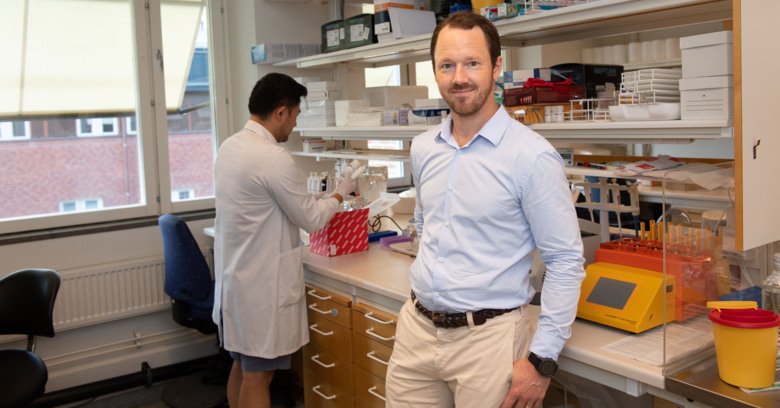 Johan Hartman and Xinsong Chen in the lab.