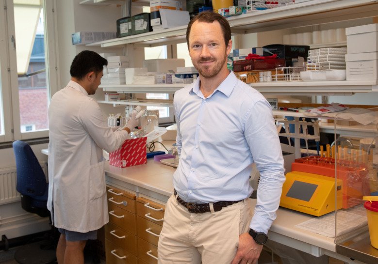 Johan Hartman and Xinsong Chen in the lab.