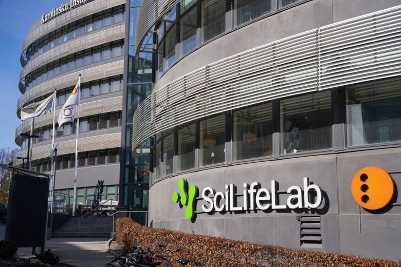 Exteriör på byggnad med text "SciLifeLab" på fasaden.