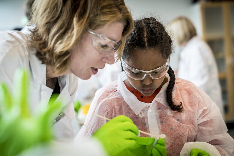 Researcher Eva Hedlund in the lab with a student from Oxhagsskolan.