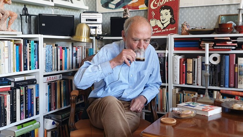 Bertil Fredholm drinking coffee. Photo: Andreas Andersson.