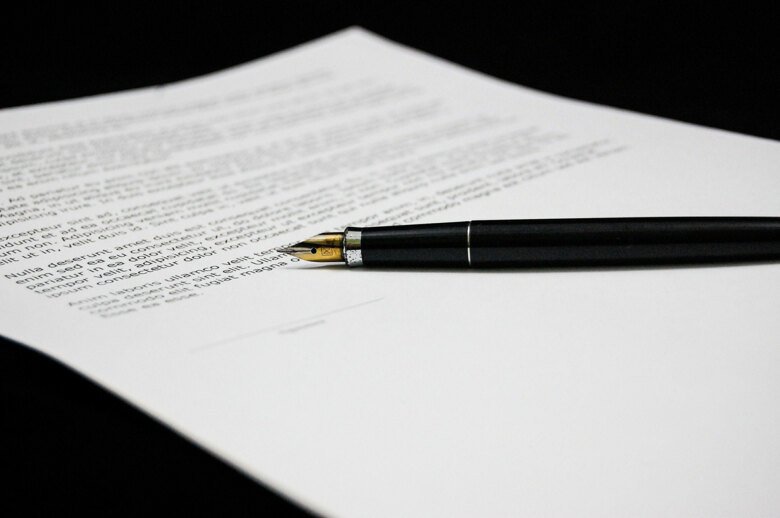 papper och penna som visar ett avtal
