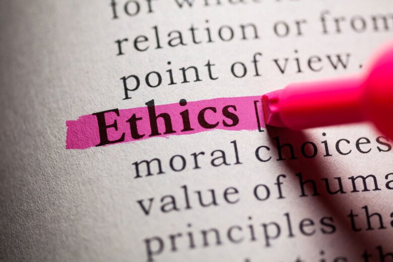 Rosa överstrykningspenna markerar ordet "Ethics"