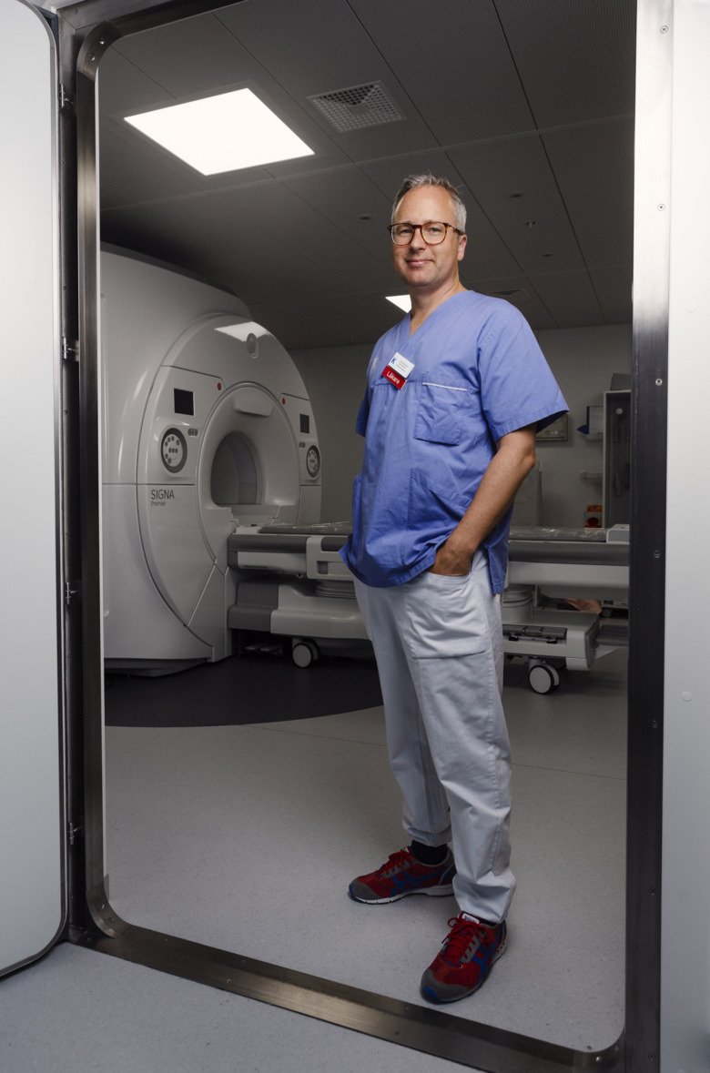Photo of Fredrik Strand in front of a X-ray machine.