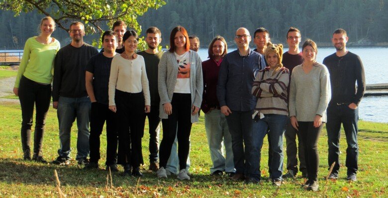 Group picture of Pelechano group, outside by the water