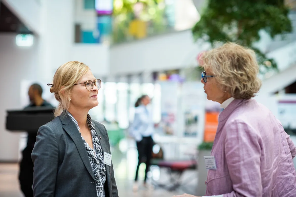 Maria Eriksdotter and Annika Tibell are talking in the building Neo.