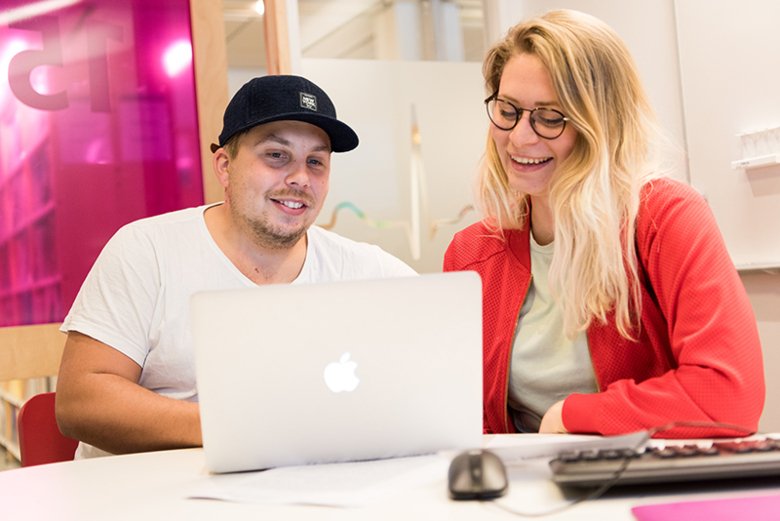 Två studenter pluggar på biblioteket i Flemingsberg.