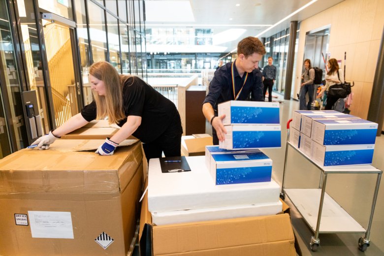 Delivery of analysis material.