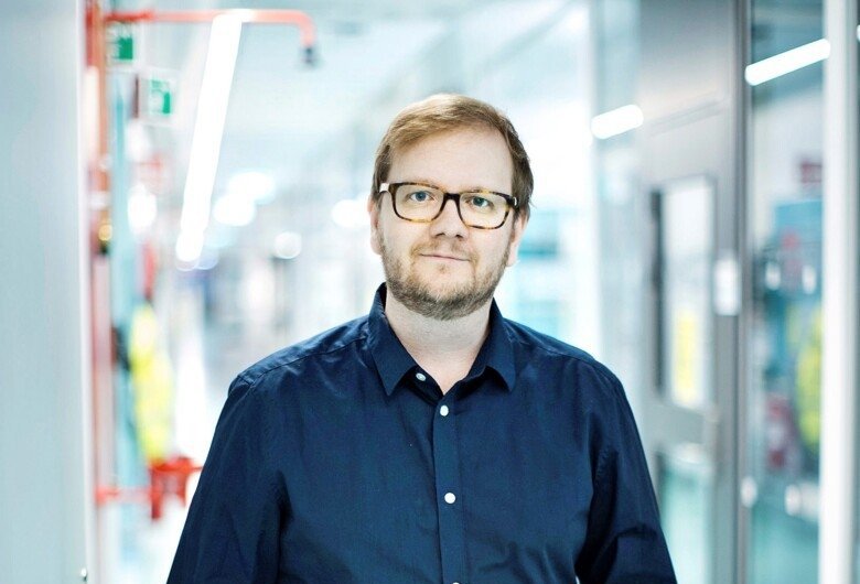 Portrait of Marcus Buggert in a lab.