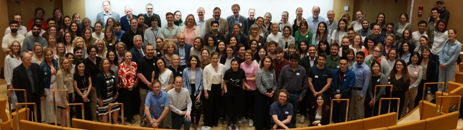 Reuma Retreat 2025. A big group of reuma researchers in a lecture theatre .