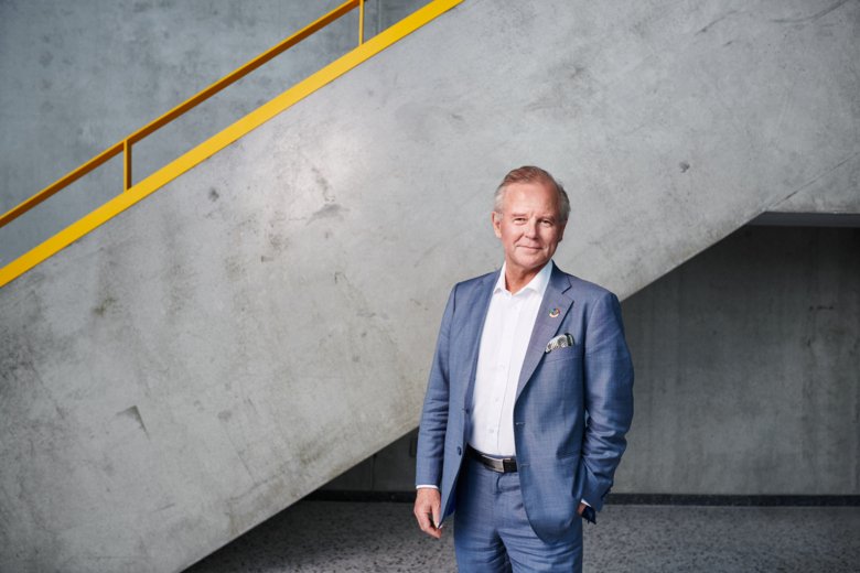 portrait in Widerströmska huset, grey background.