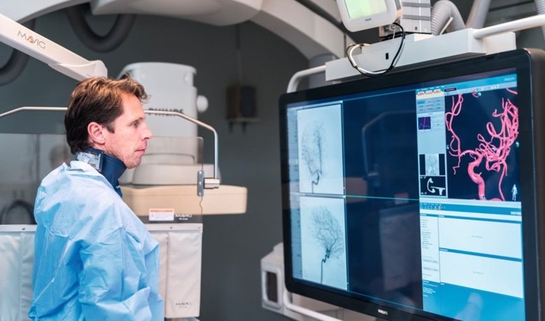 Picture of Staffan Holmin looking at xray pictures.