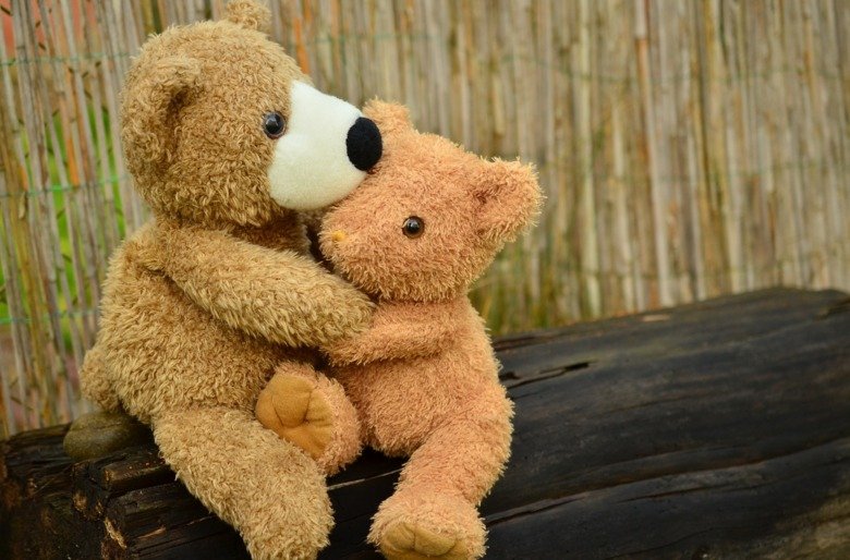 Nallebjörnar som kramar om varandra.