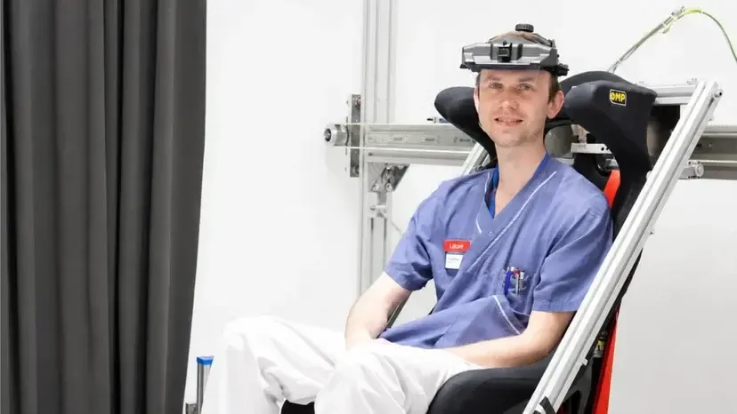 Tobias Wibble sitter i den mekaniska släden med ett eye tracking verktyg.