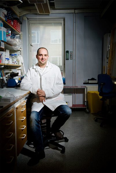 Portrait of Volker Lauschke in his lab, credit: Annika af Klercker.