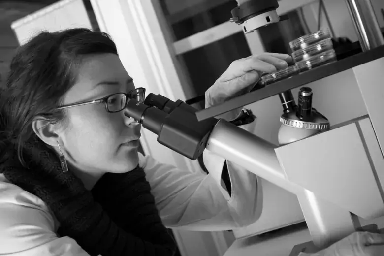 Kvinna med mikroskop