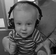 Bebis med hörlurar