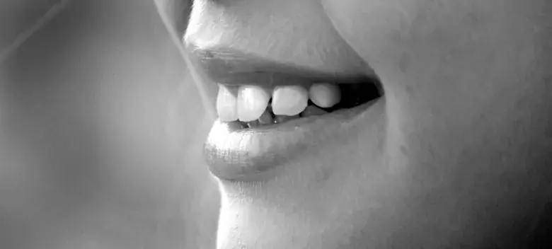 bilden visar närbild på en leende mun