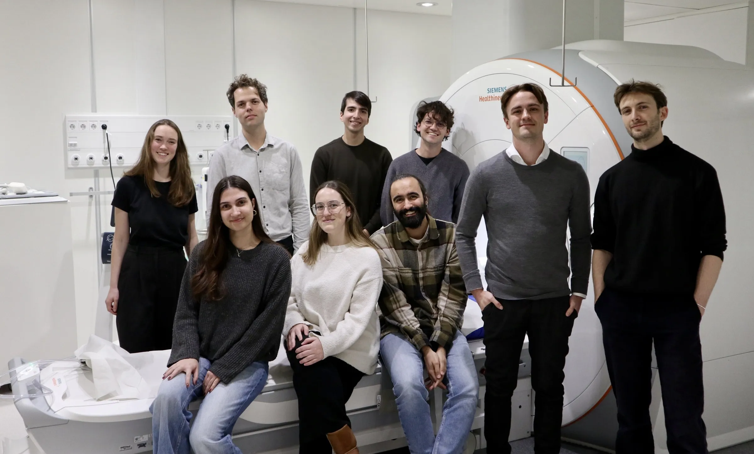 Nio personer vid en röntgenutrustning