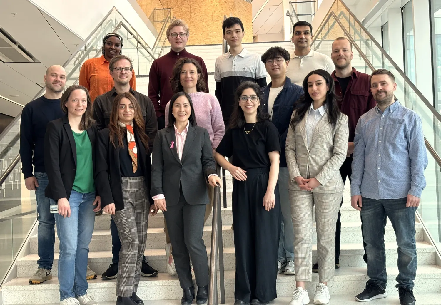 Forskargrupp fotograferad i trappa.