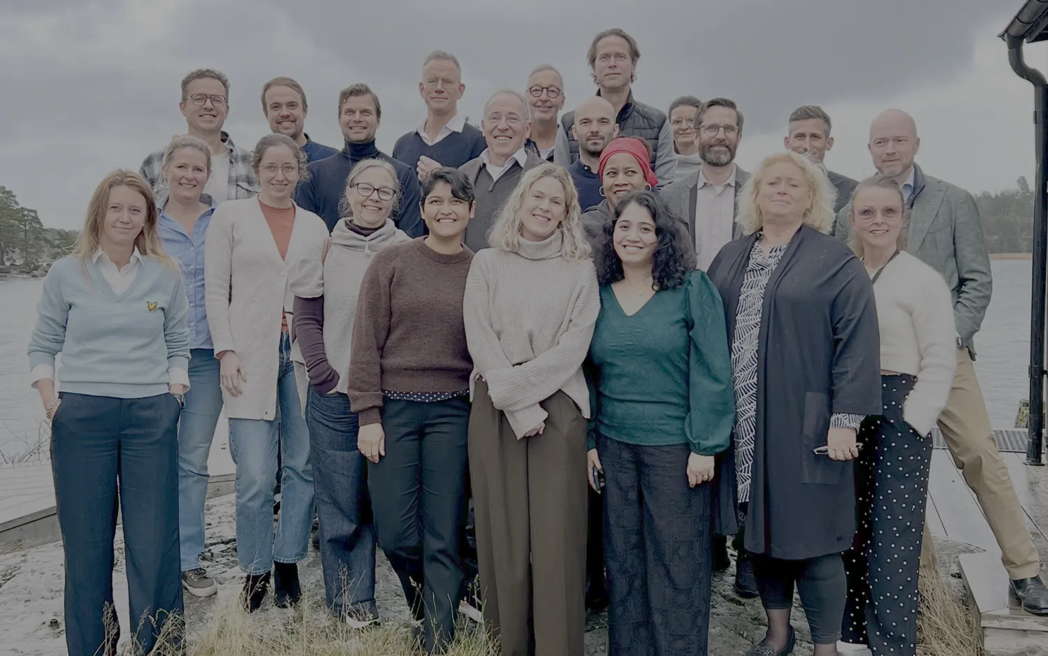 Gruppbild av personer stående på en klippa i skärgården