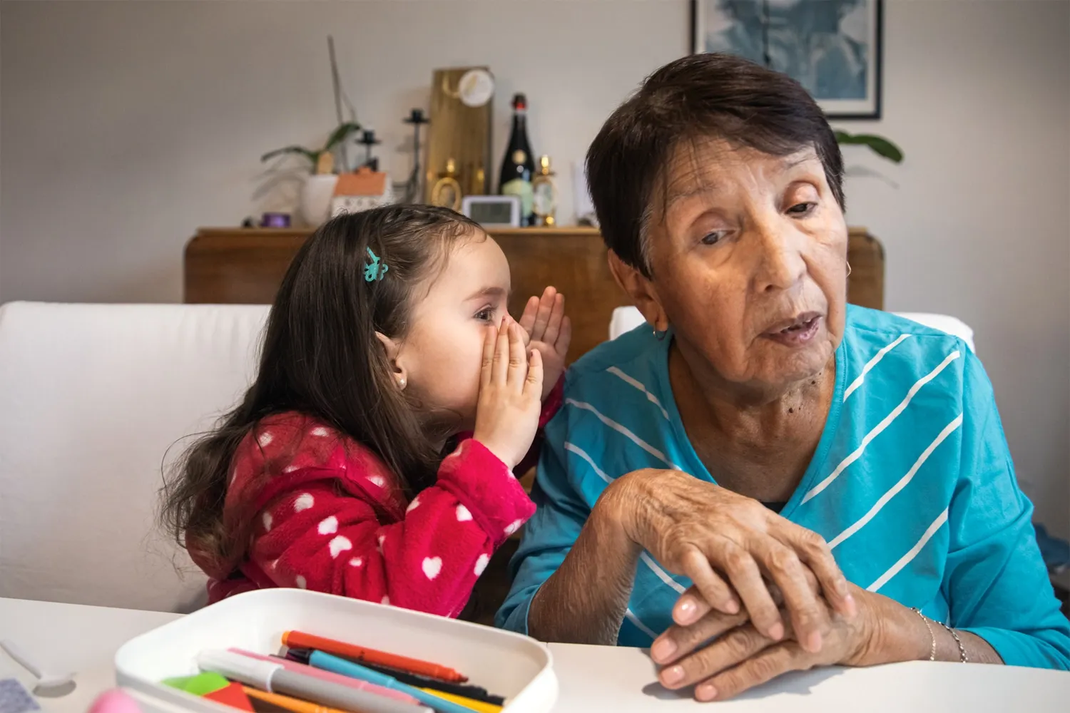 Adriana, 84, sitter och leker med barn. Samarbete mellan ARC och Fotoskolan STHLM.