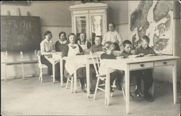 Barn och lärare. Jonas selggrens Sanatorium, Gävle, 1916.