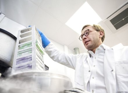 Picture on Mathias Svahn in a lab.