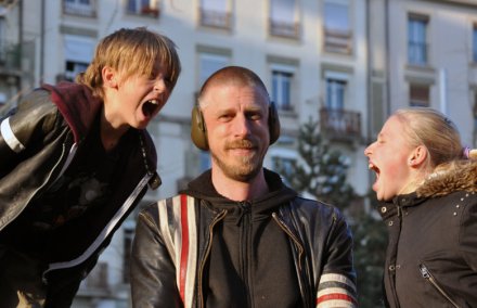 Forskaren Christopher Cederroth med hörlurar och sina barn.