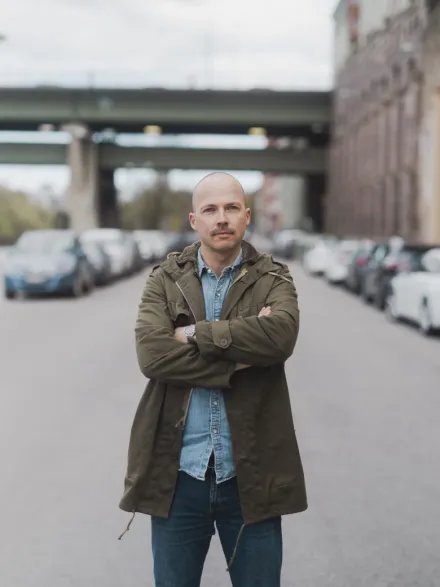 Fabian står på en bilväg med armarna i kors.