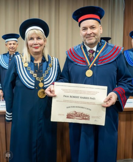 Anca Dana Buzoianu överlämnar utmärkelsen till hedersdoktor Robert Harris.