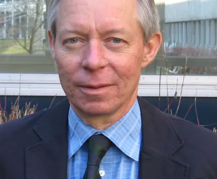 Porträtt av man med slips.