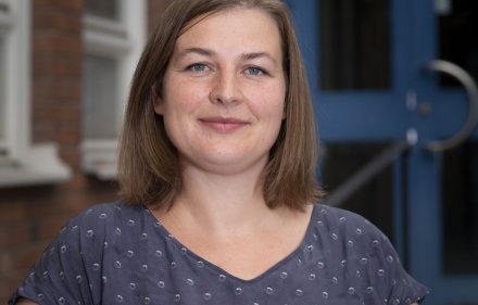 Porträtt av Janina Seubert utomhus på campus Solna.