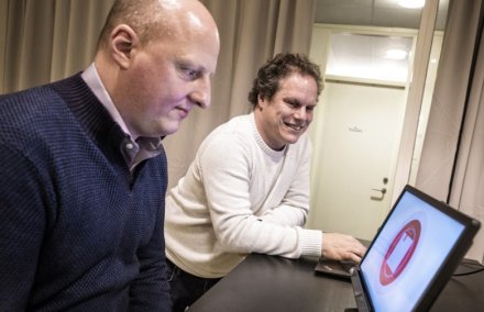 Picture of Nilsson Benfatto and Öqvist Seimyr looking on a screen.