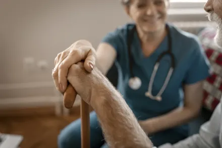Läkare med äldre patient