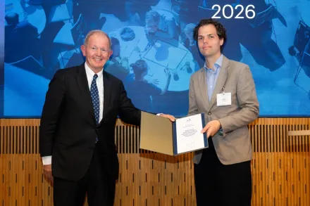 David Marlevi tar emot diplom av IVAs ordförande Marcus Wallenberg