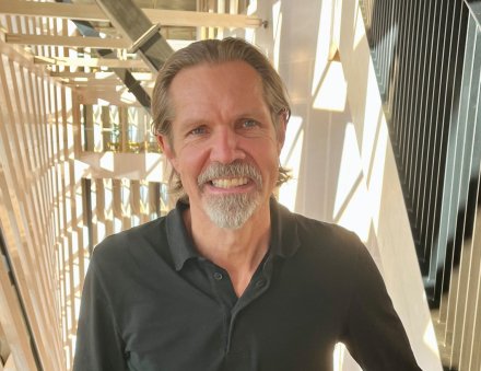 Portrait of professor Sven Bölte.