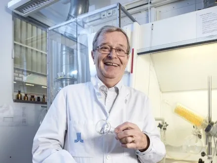 Picture on Tore Curstedt smiling while wearing a white doctor's robe.