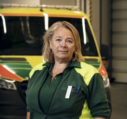 Bild på Veronica Lindström i ambulanskläder.