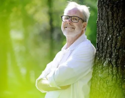 Johan Hansson utomhus.