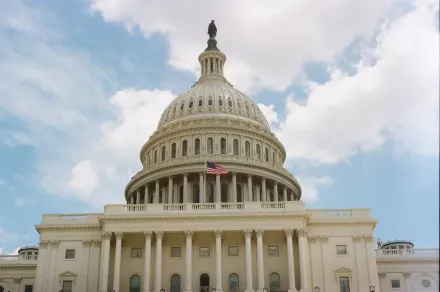 Capitolium i USA med amerikanska flaggan.