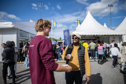 Student ambassador Ymir Hallgrimsson spoke with visitors about KI’s programmes and its popular science magazine.